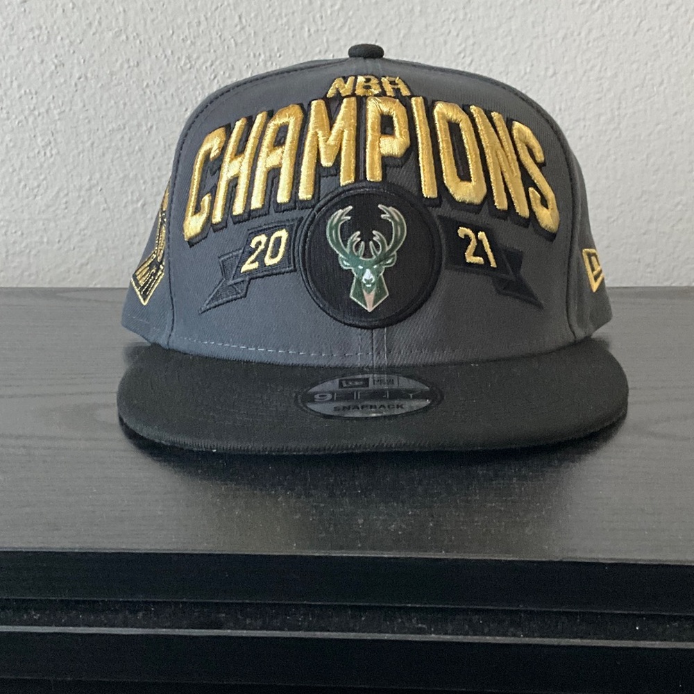 New Era Gray and Black Milwaukee Bucks 2021 Champions Snapback